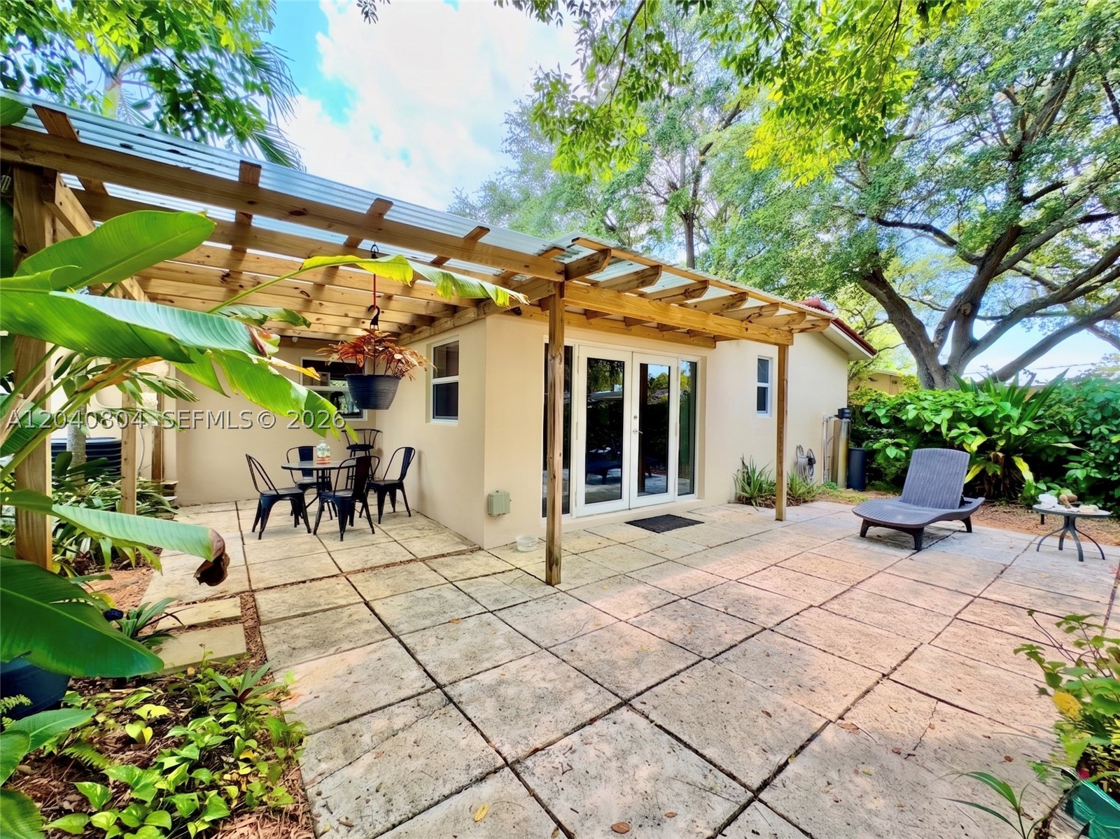 HOLLYWOOD HILLS - Residential