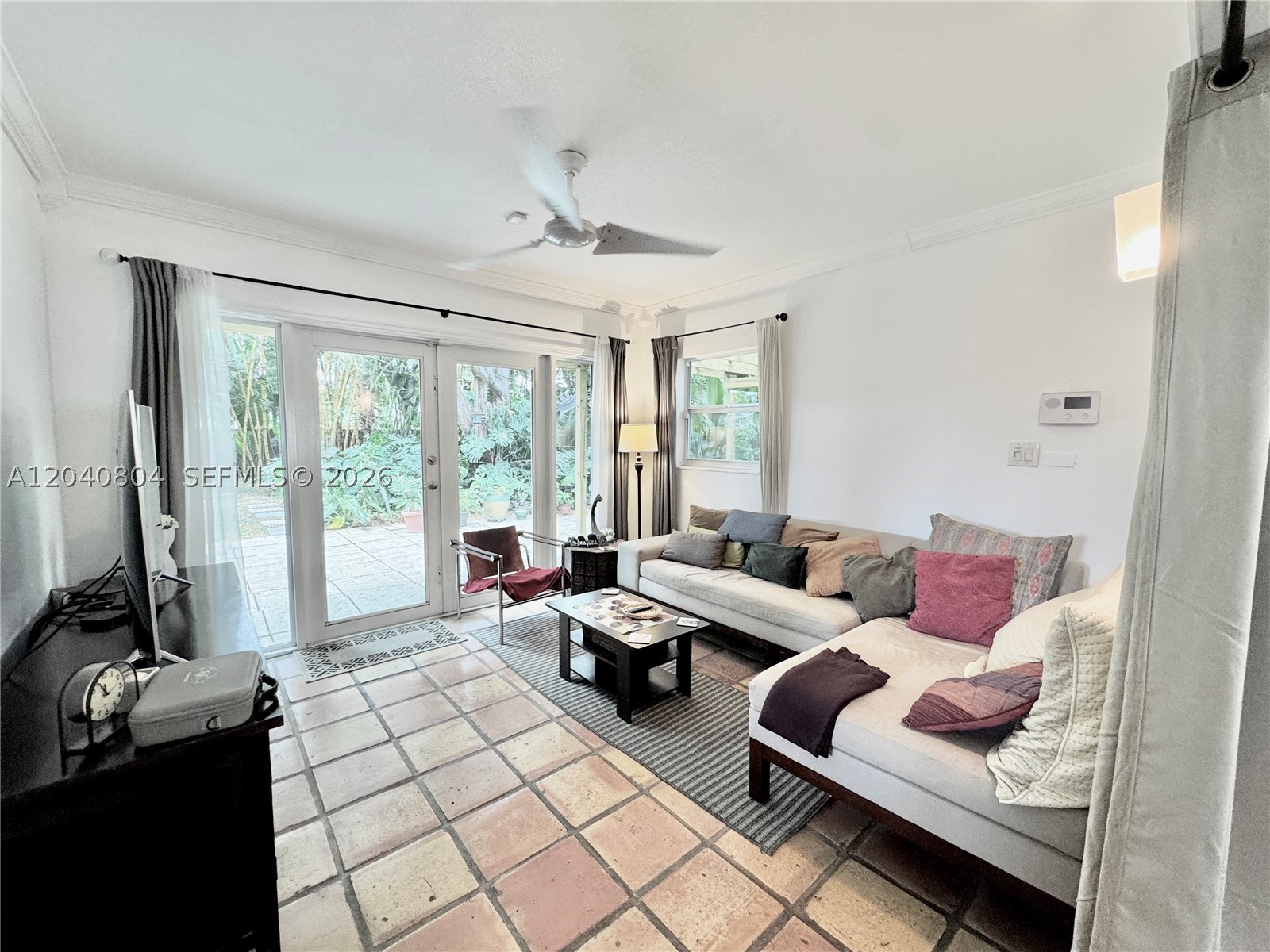 HOLLYWOOD HILLS - Residential