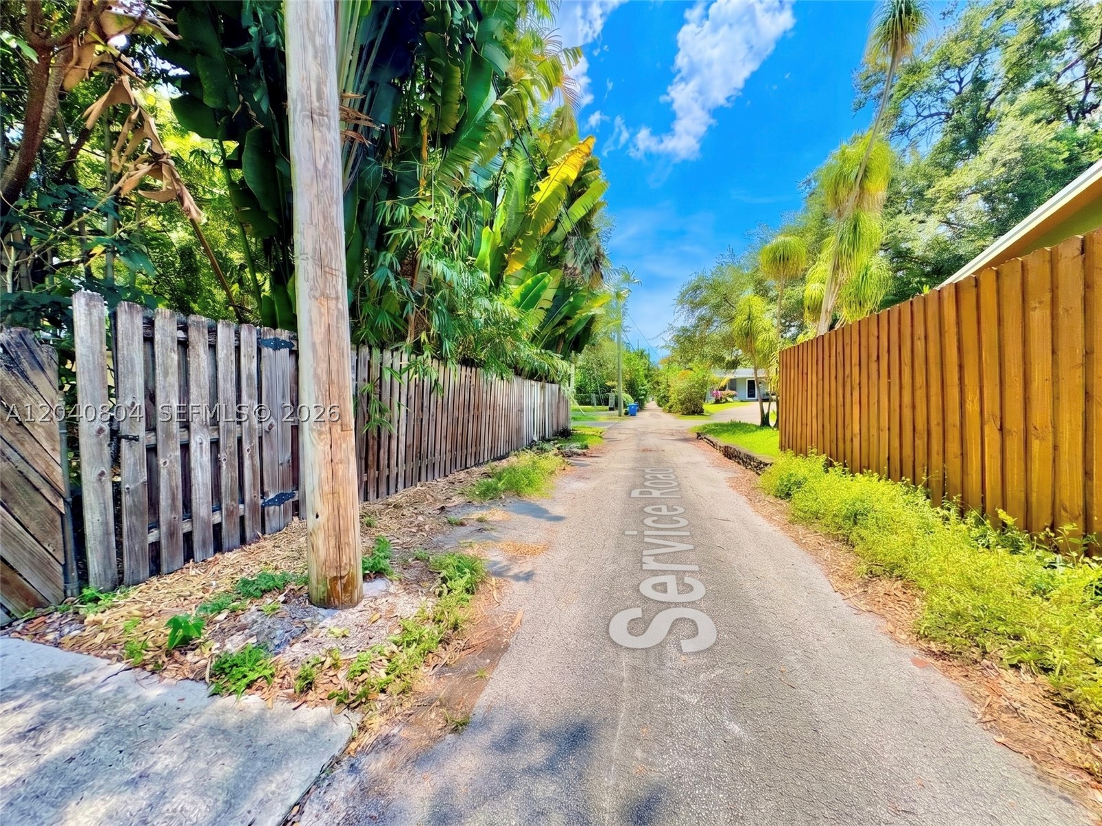 HOLLYWOOD HILLS - Residential