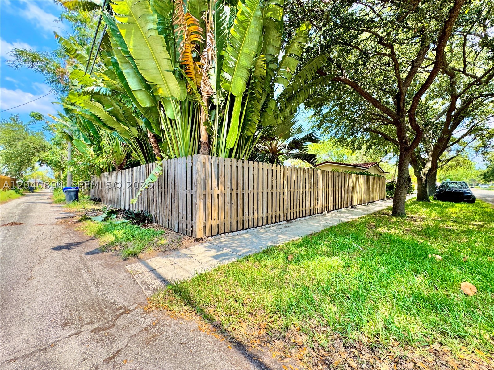 HOLLYWOOD HILLS - Residential