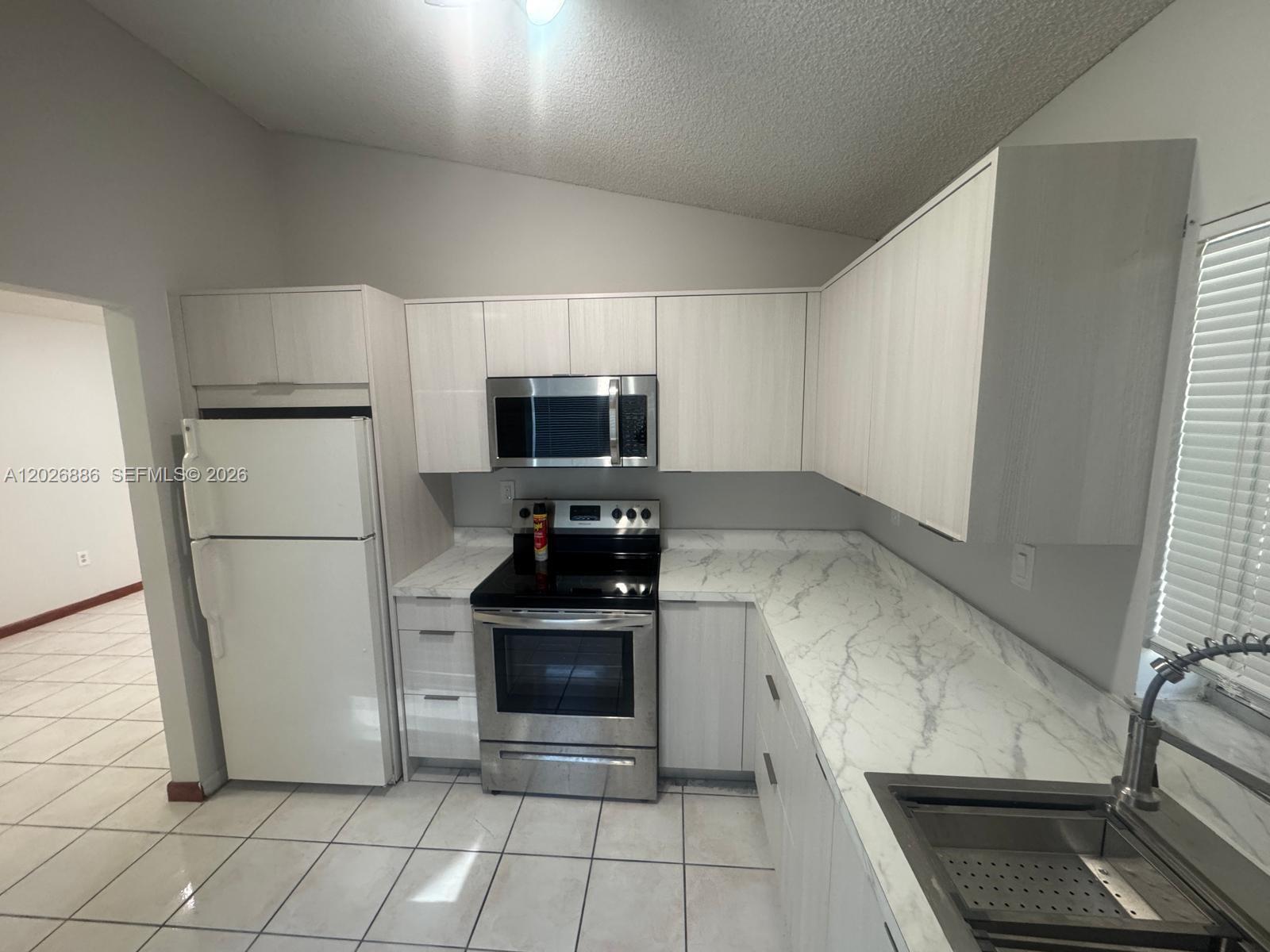 COUNTRY CLUB MANORS SEC 3 - Residential Lease
