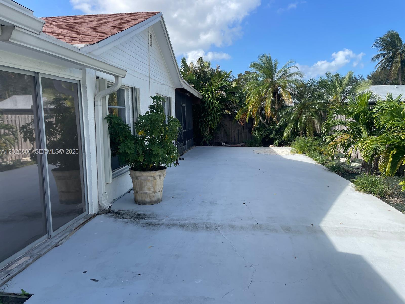 COUNTRY CLUB MANORS SEC 3 - Residential Lease