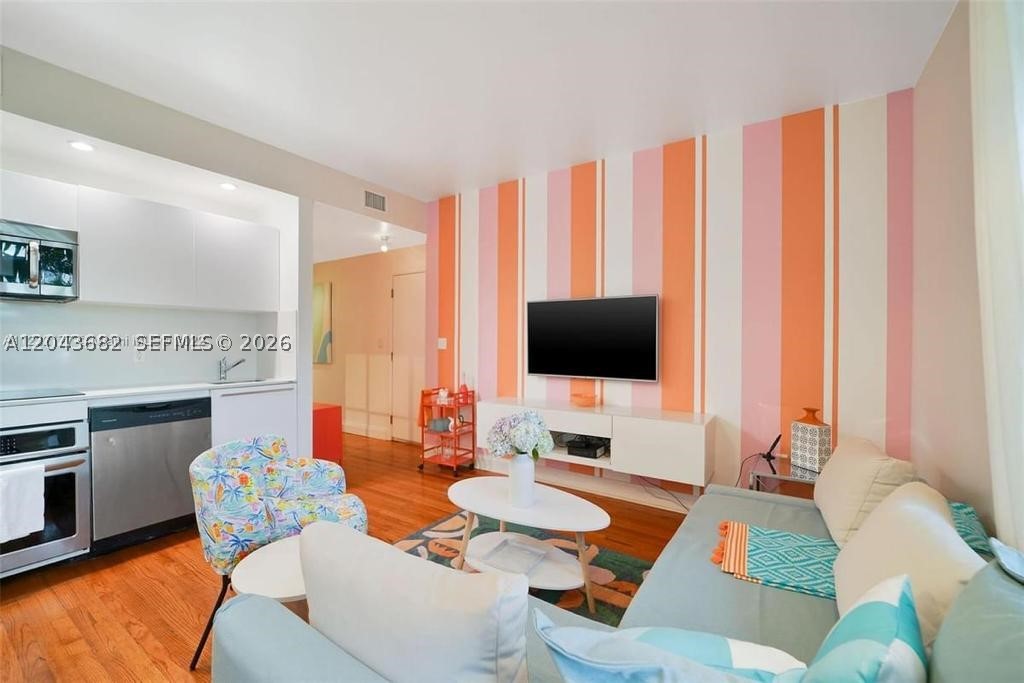 ESSENZA AT 1410 EUCLID CO - Residential Lease