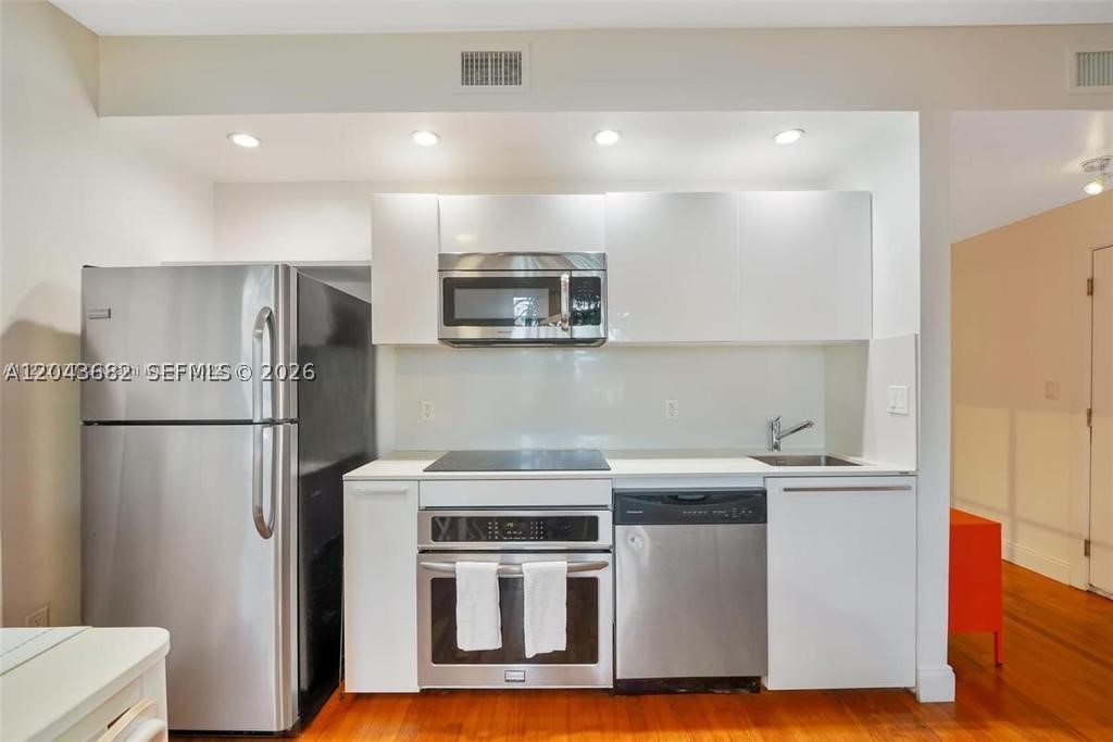 ESSENZA AT 1410 EUCLID CO - Residential Lease