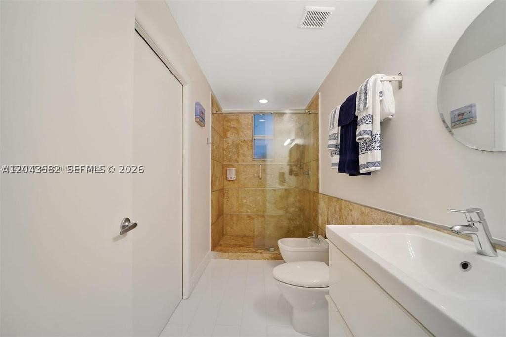 ESSENZA AT 1410 EUCLID CO - Residential Lease