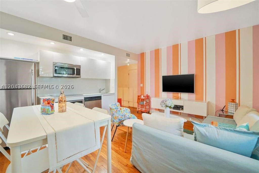 ESSENZA AT 1410 EUCLID CO - Residential Lease