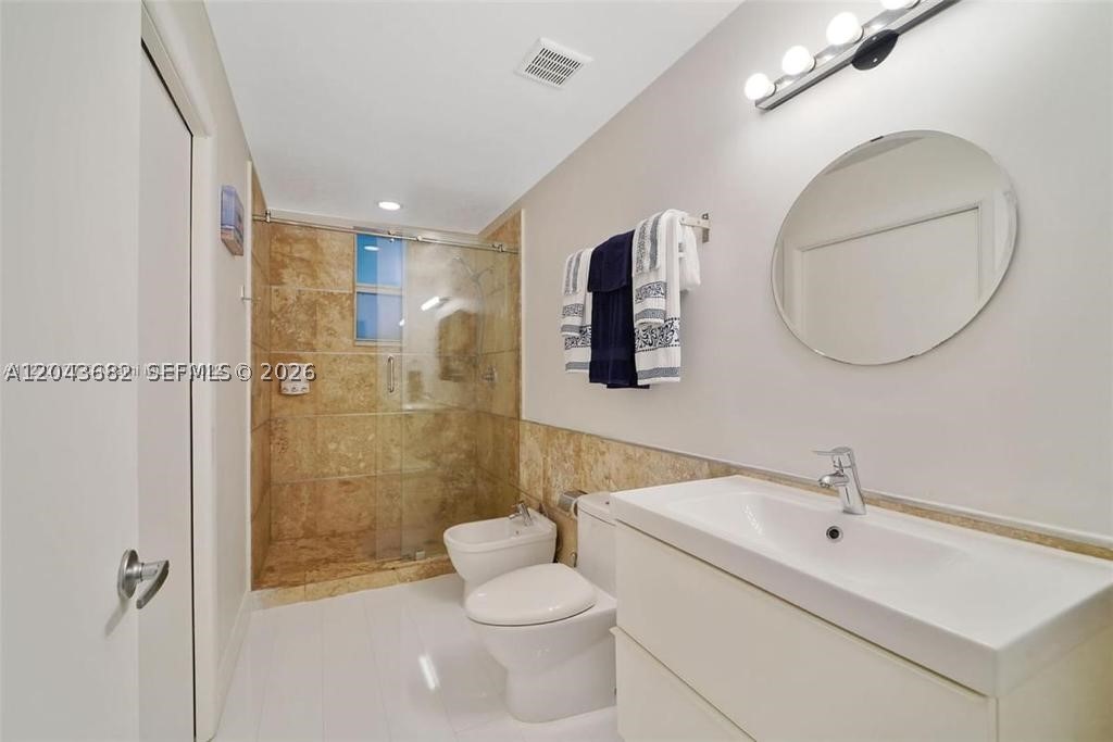 ESSENZA AT 1410 EUCLID CO - Residential Lease