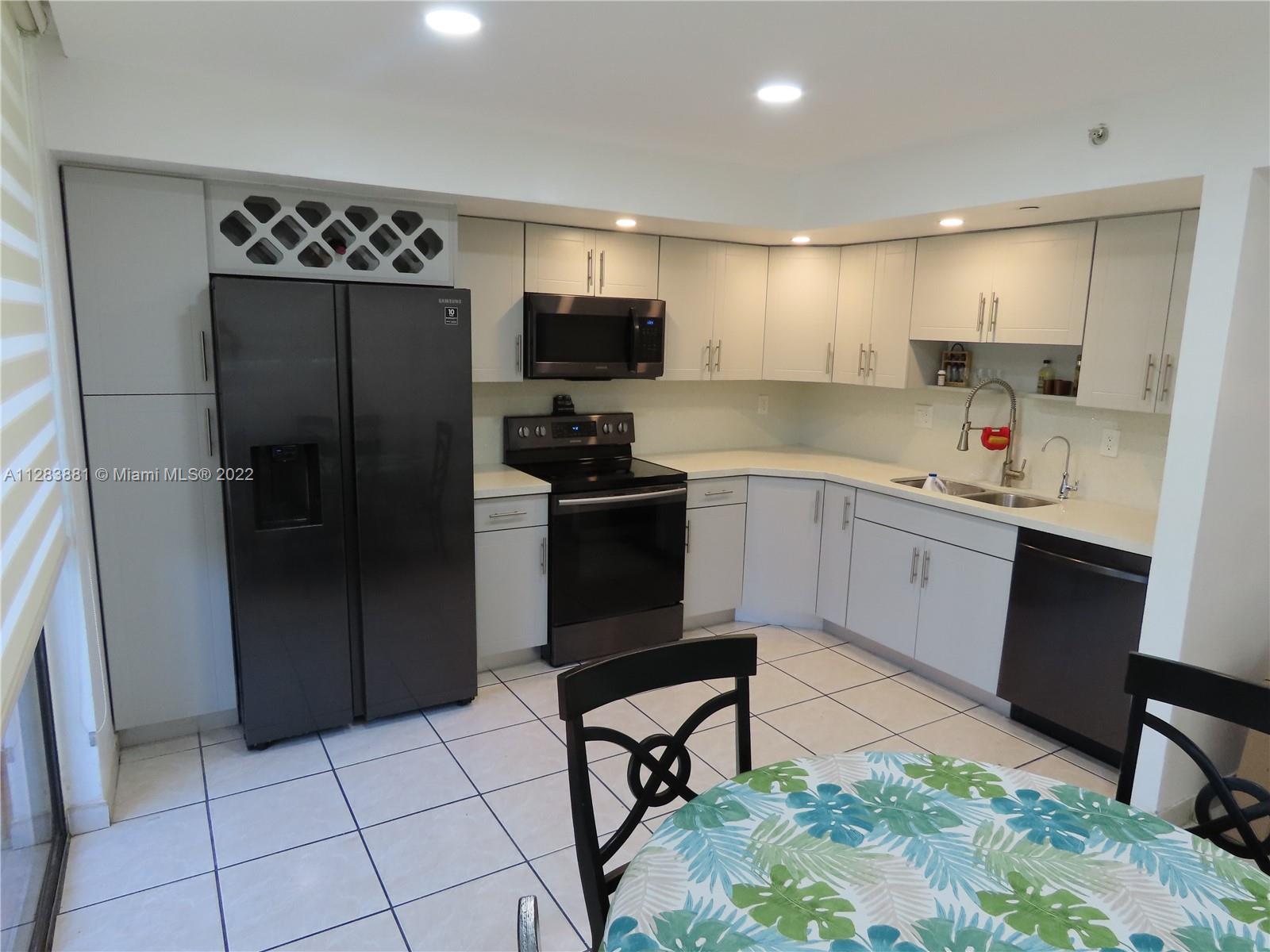 HORIZONS WEST CONDO #8 - Residential