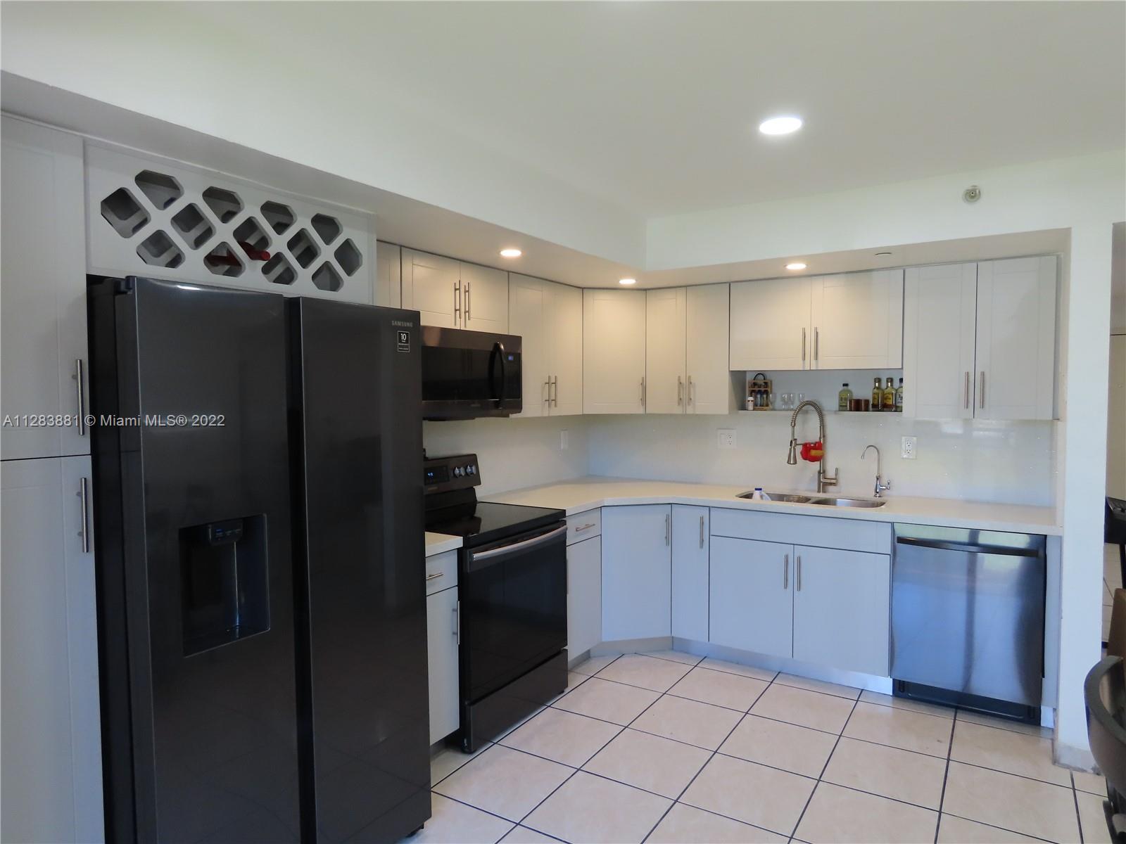 HORIZONS WEST CONDO #8 - Residential