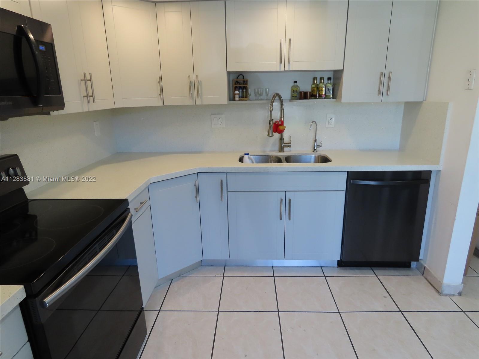 HORIZONS WEST CONDO #8 - Residential