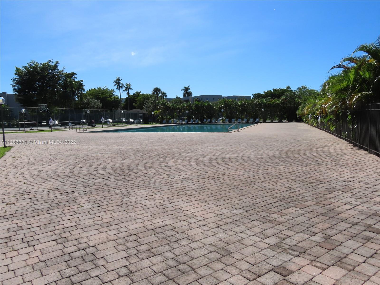 HORIZONS WEST CONDO #8 - Residential