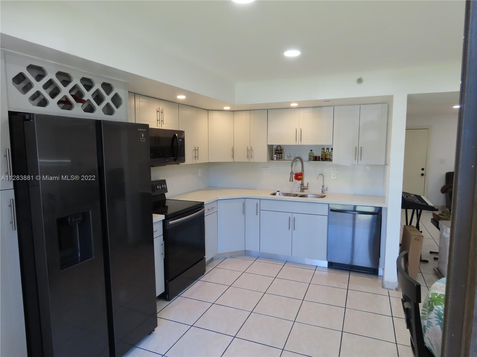 HORIZONS WEST CONDO #8 - Residential