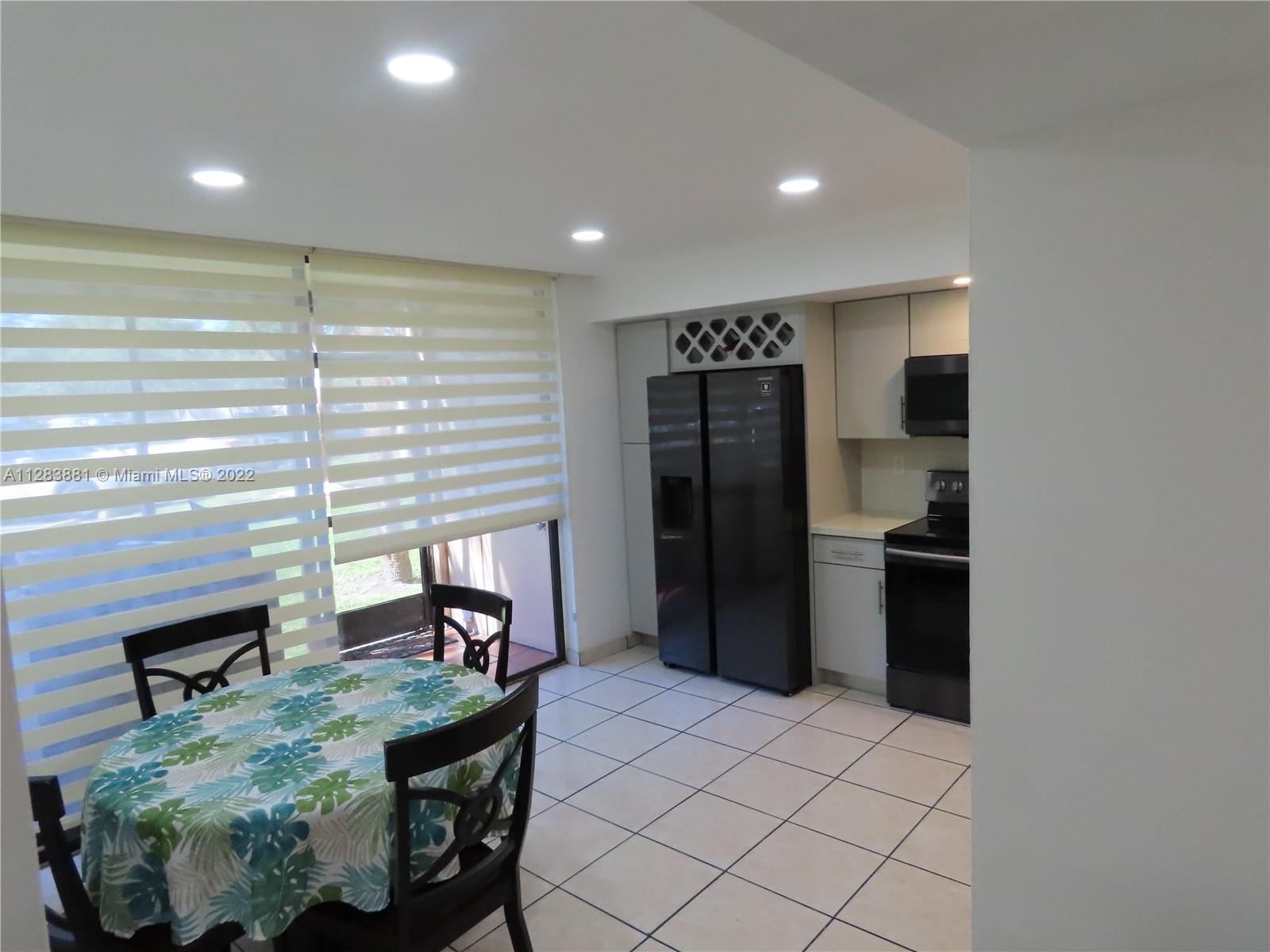 HORIZONS WEST CONDO #8 - Residential