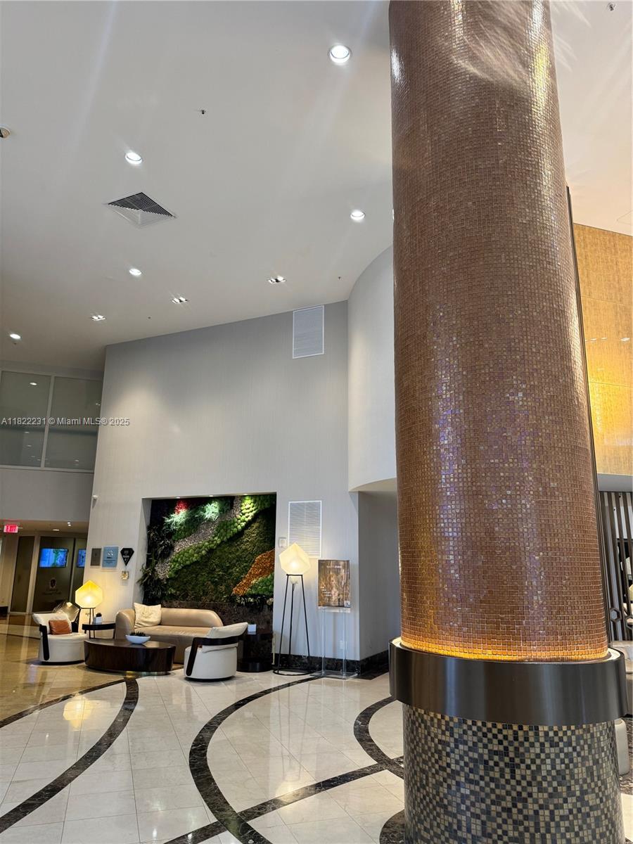 TRUMP INTERNATIONAL SONES - Residential