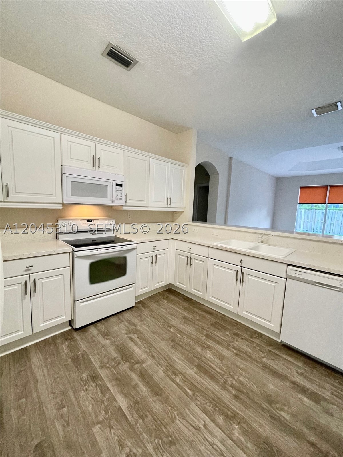 FLORIDIAN BAY ESTATES - Residential Lease