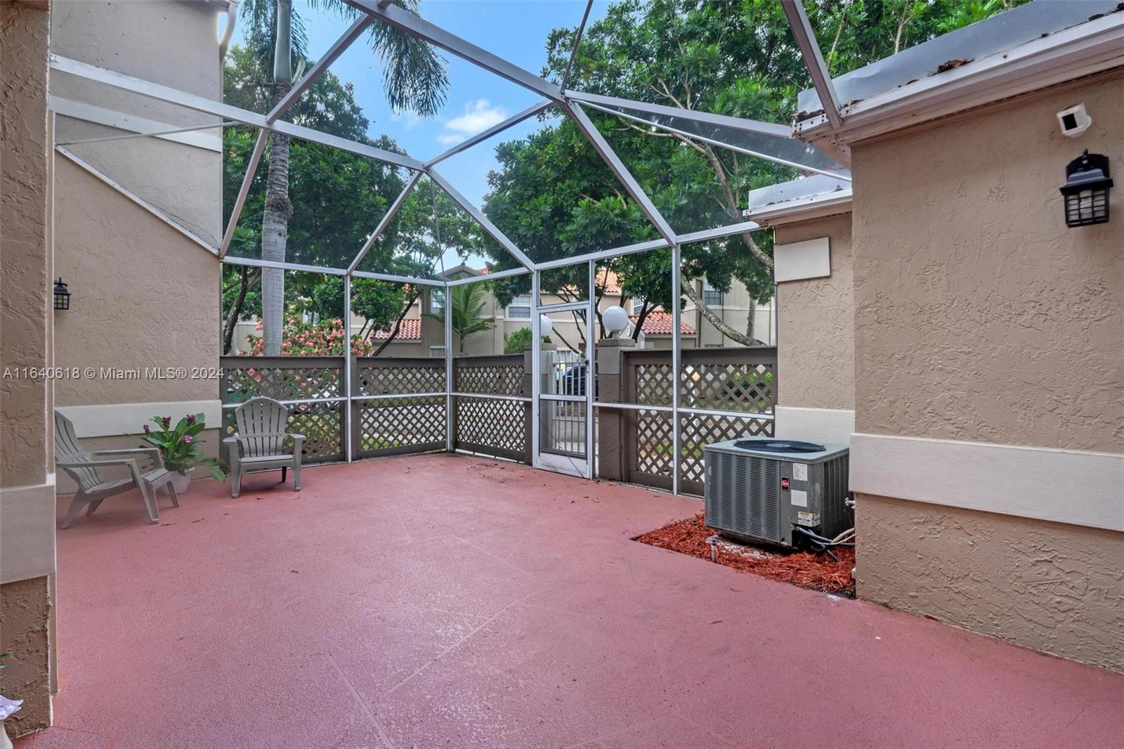 EMBASSY LAKES - Residential