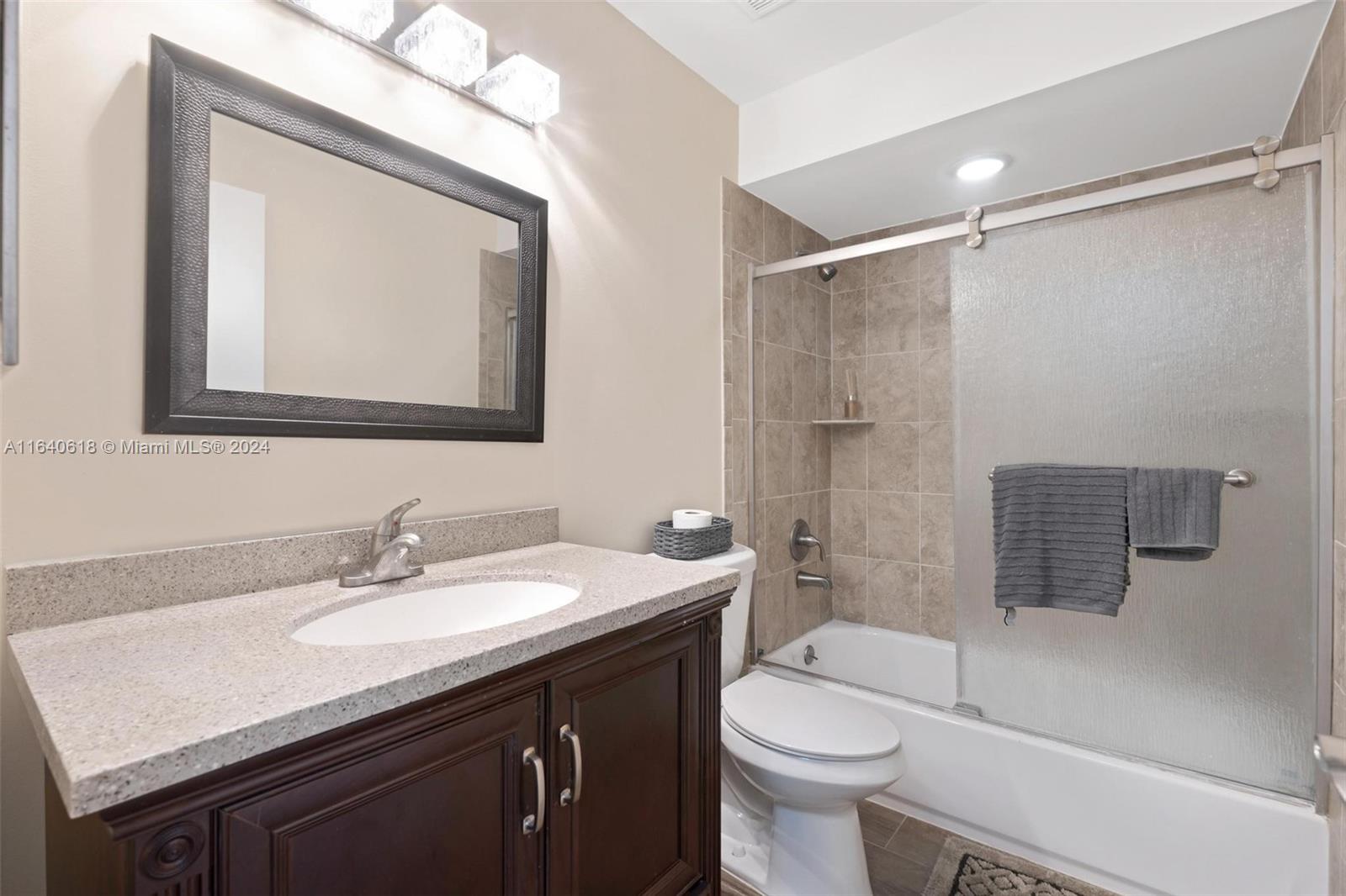 EMBASSY LAKES - Residential