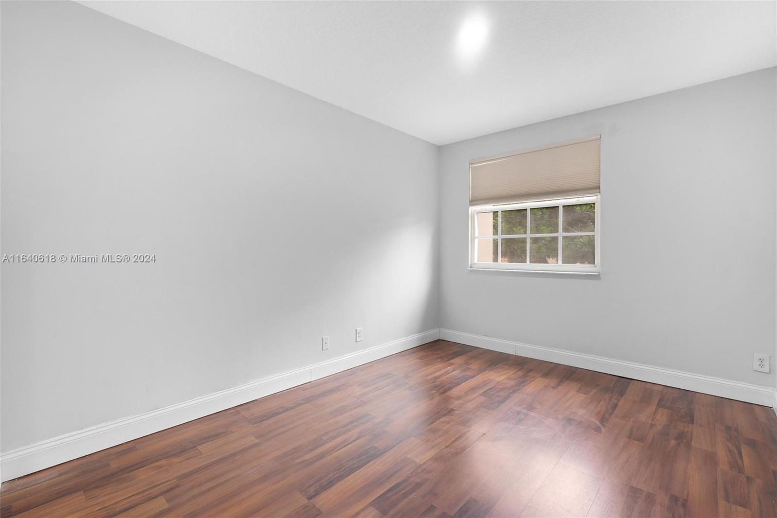 EMBASSY LAKES - Residential