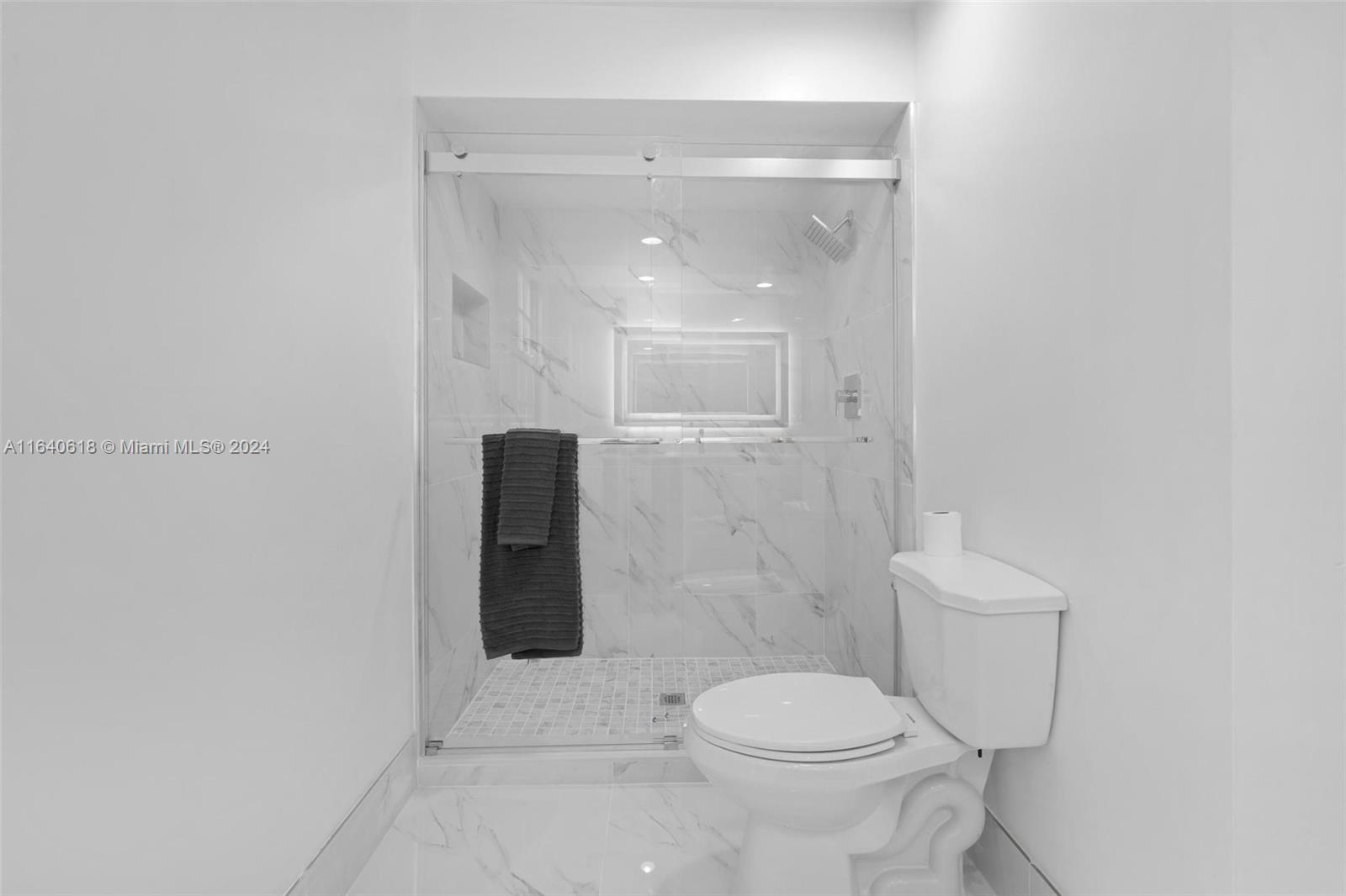 EMBASSY LAKES - Residential