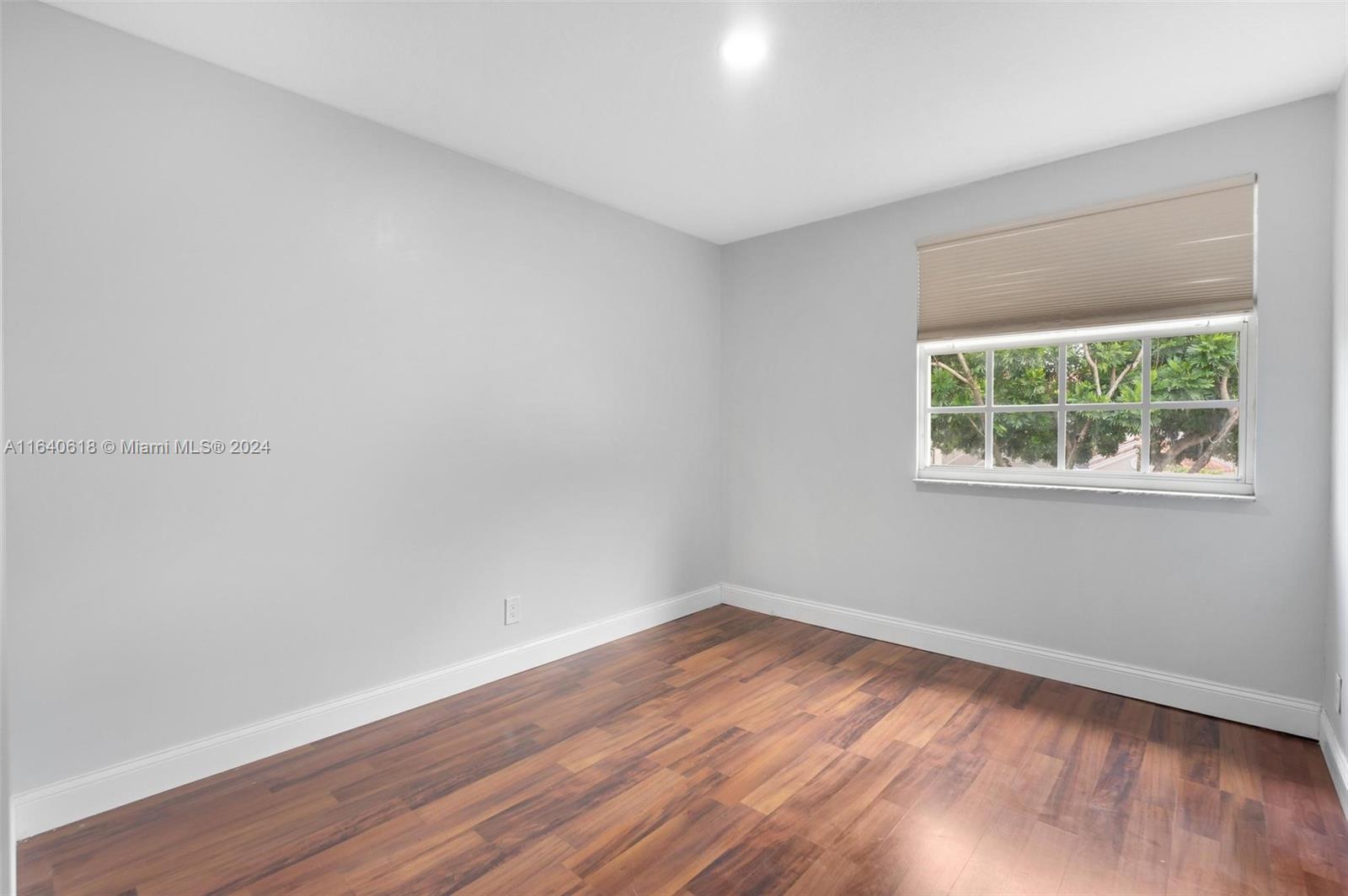 EMBASSY LAKES - Residential