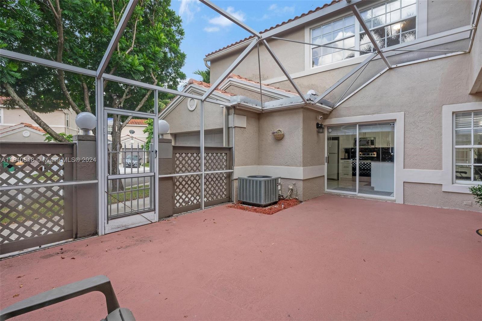 EMBASSY LAKES - Residential