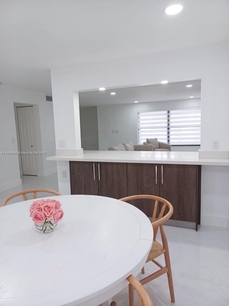 VALENCIA TOWNHOMES - Residential
