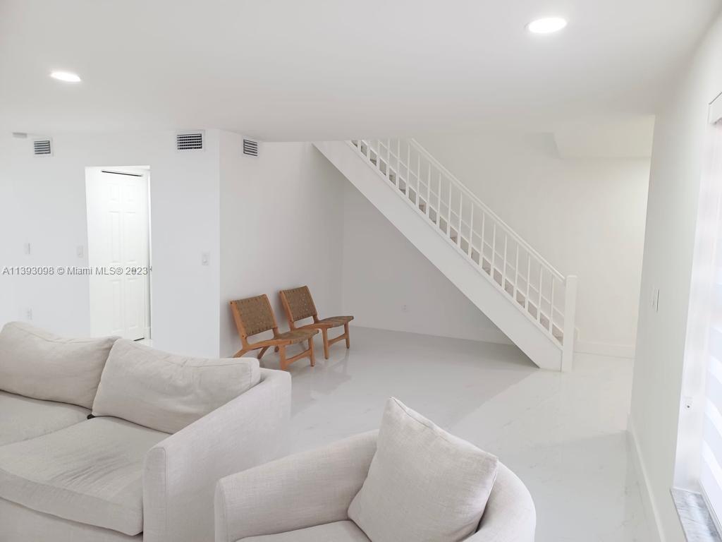 VALENCIA TOWNHOMES - Residential
