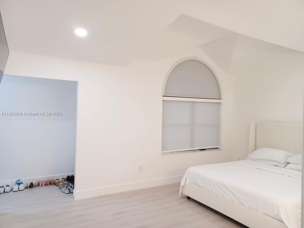 VALENCIA TOWNHOMES - Residential