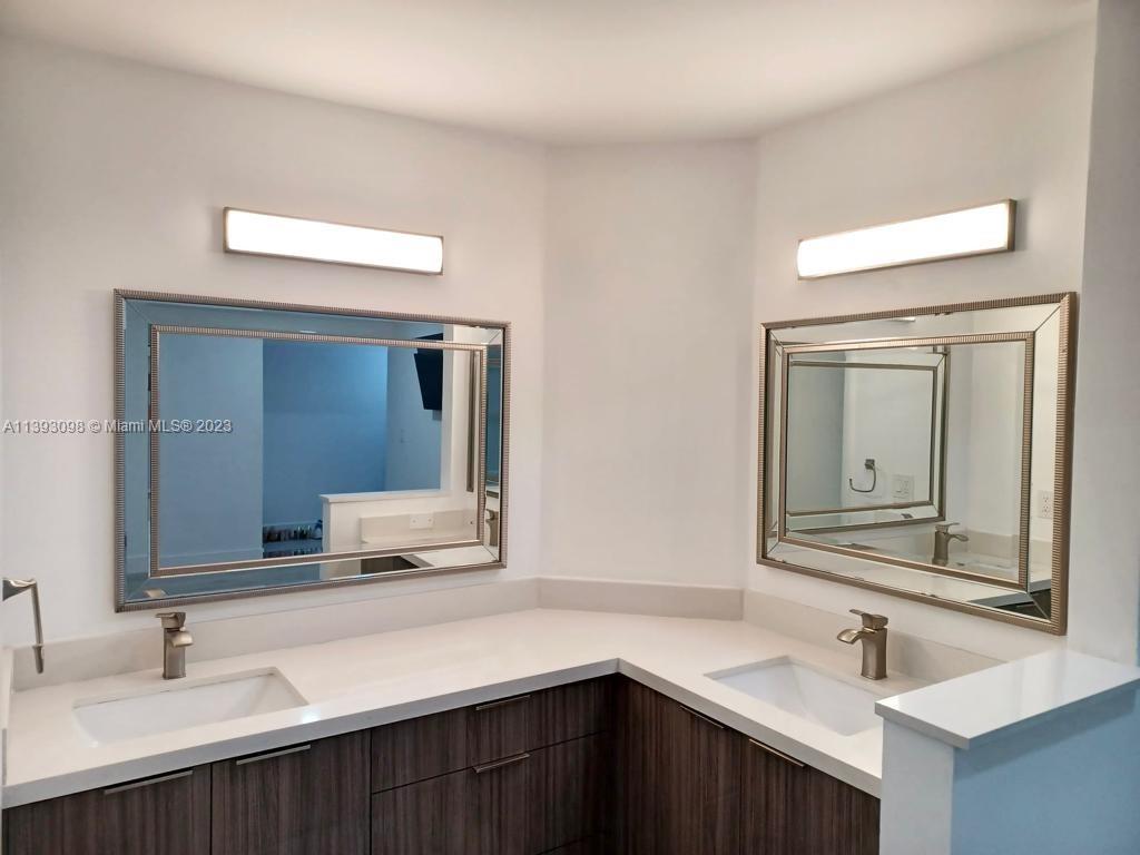 VALENCIA TOWNHOMES - Residential