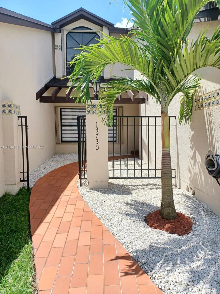 VALENCIA TOWNHOMES - Residential