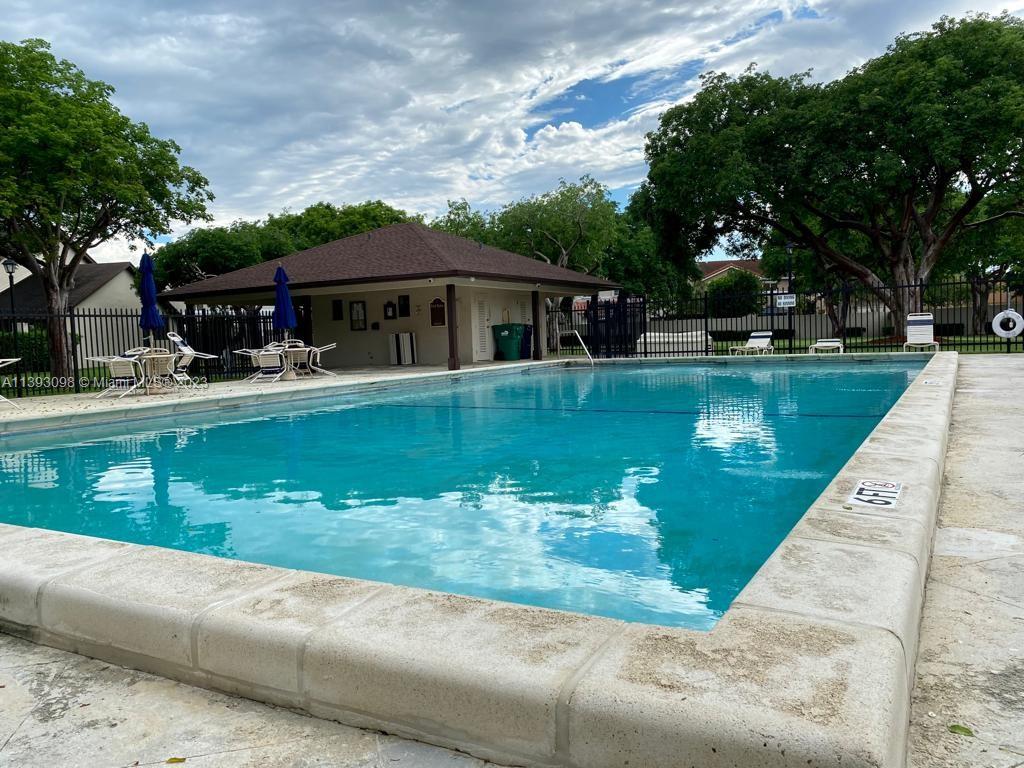 VALENCIA TOWNHOMES - Residential