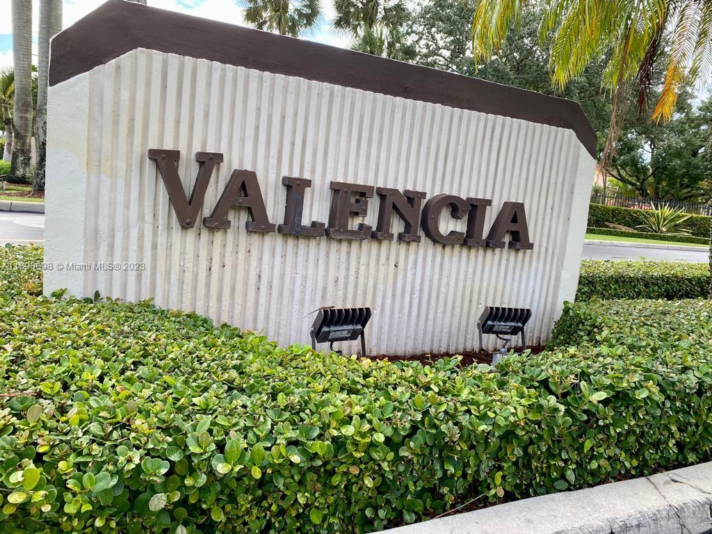 VALENCIA TOWNHOMES - Residential