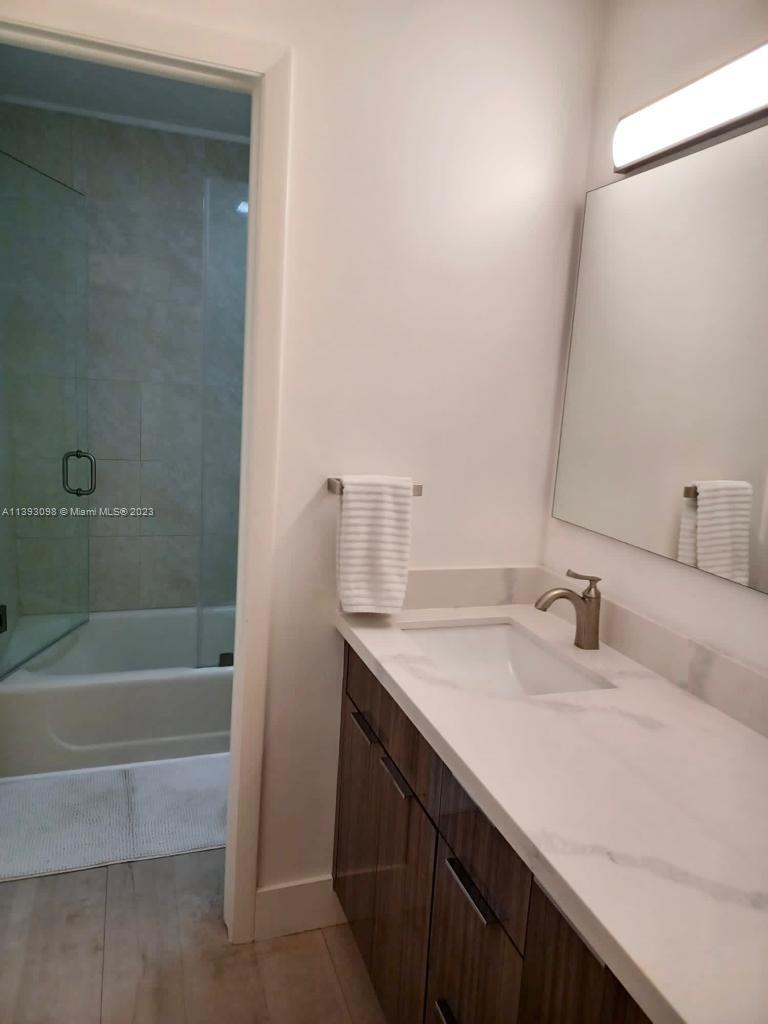 VALENCIA TOWNHOMES - Residential