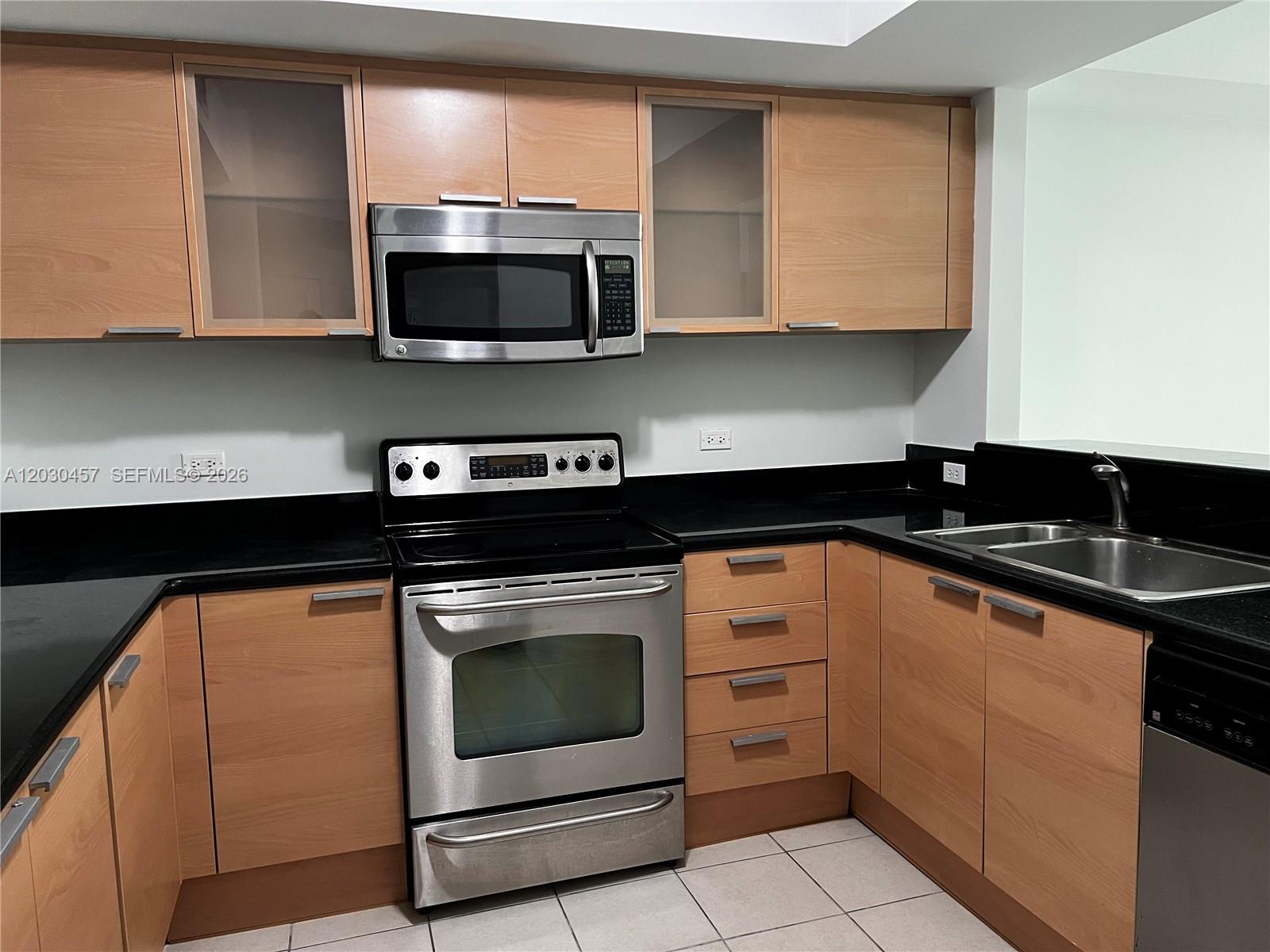 HOLLYWOOD STATION RES CON - Residential Lease