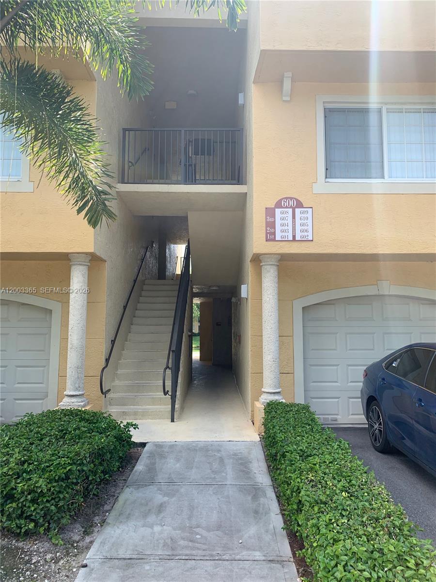 Beautiful 2-bedroom, 2-bathroom condo located in the desirable Grandview at Crestwood community. This well-maintained unit offers a comfortable layout and is perfectly situated in a convenient and sought-after area.
Ideally located near shopping centers, restaurants, and Southern Blvd, with close proximity to Wellington’s renowned equestrian venues. Enjoy easy access to the Florida Turnpike and West Palm Beach, making commuting and daily errands effortless.
The community is well-kept and welcoming, making this property an excellent opportunity both as a primary residence or as an investment for rental income.