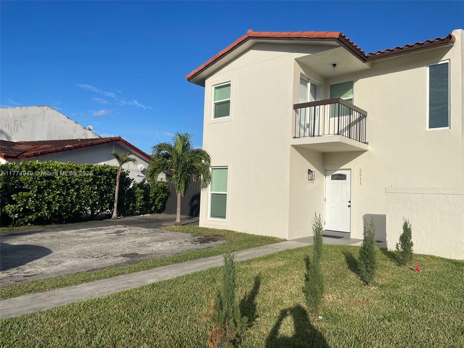 JUST RENNOVATED TWINHOME. NEW APPLIANCES, STONE COUNTERTOP. BIG YARD. EASY ACCESS TO TURNPIKE AND WALKING DISTANCE TO FIU. ENJOY THIS PROPERTY