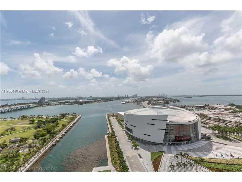 1 Bedroom, 1.5 Bathrooms. Custom Kitchen, spacious Custom walk-in Closet, washer and dryer in the unit. Assigned Parking space. The apartment is located at MarinaBlue Condo, one of the most iconic Condos in Miami. Luxury amenities include 2 pools, barbecue area, beach volley field, fitness center, club house, business room. At the ground floor retail with stores and restaurants and CVS open h24. Walking distance to Arena, Bayside shops and restaurants, Bayfront Park and just across the street the beautiful Maurice A. Ferré Park with recreative areas, Science Museum and Art Museum. The perfect location offer an easy access to I-95, South beach, Brickell, Wynwood and Design District.