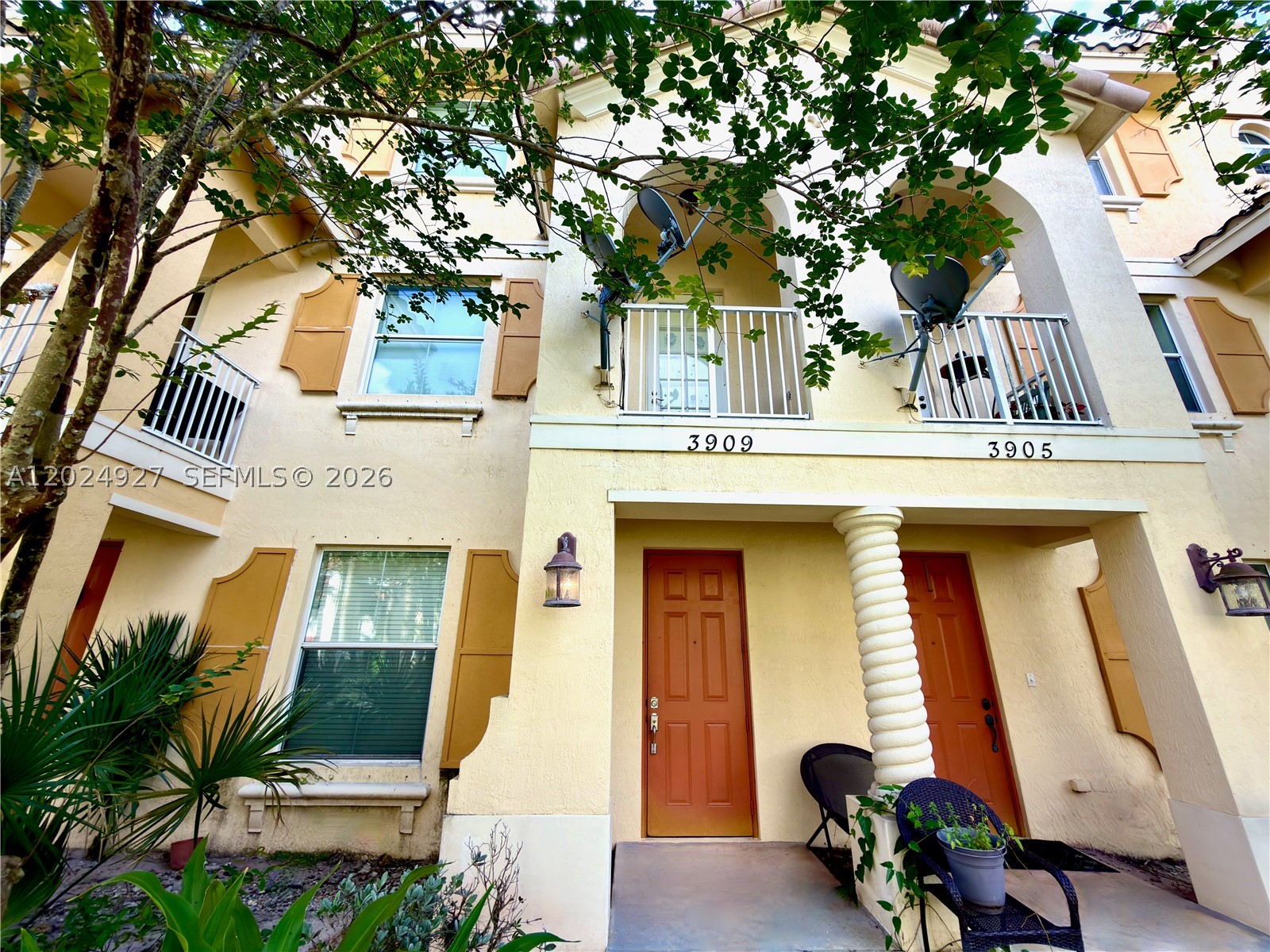 SPECTACULAR TRI-LEVEL TOWNHOME WITH A LOT OF SPACE... KITCHEN FEATURES GRANITE COUNTERTOPS WITH WHITE CABINETS AND STAINLESS STEEL APPLIANCES NEXT TO THE FAMILY ROOM PERFECT TO ENTERTAIN PLUS A FORMAL DINNING ROOM, 1 BEDROOM SUITE AND 1 FULL BATH WITH WALK IN CLOSET ON THE FIRST FLOOR, MASTER BEDROOM ON THE THIRD FLOOR WITH TWO MORE ROOMS AND 1 FULL BATHROOM PLUS A 2 CAR GARAGE. CLOSE TO THE PROMENADE AT COCONUT CREEK. A MUST SEE!!!