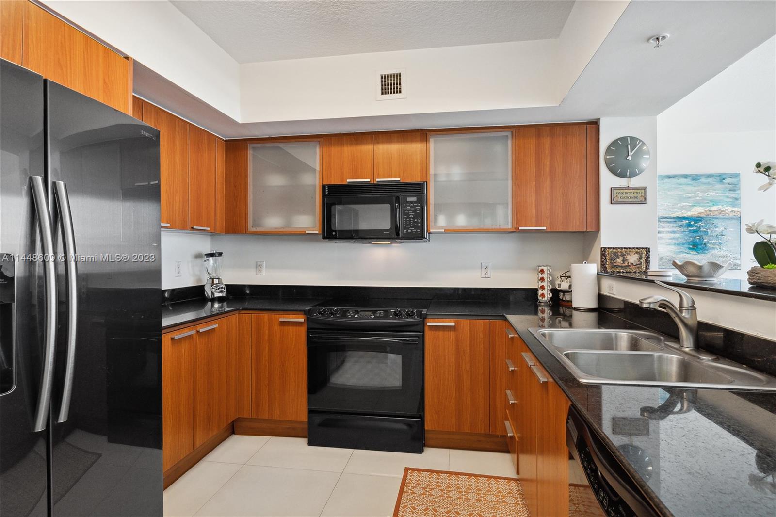 LA PERLA CONDO - Residential Lease
