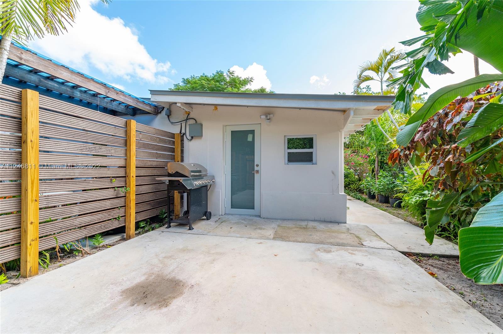 Excellent area. Remodel efficiency. New doors and hurricane windows. Kitchen with granite counter, new floor and fenced patio w/BBQ. Close to Miami and International Airport.