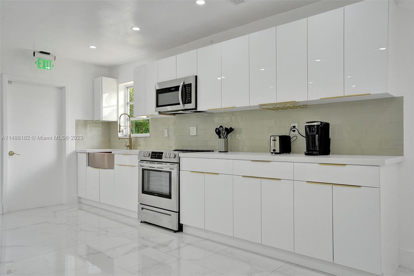 HOLLYWOOD HILLS - Residential Lease