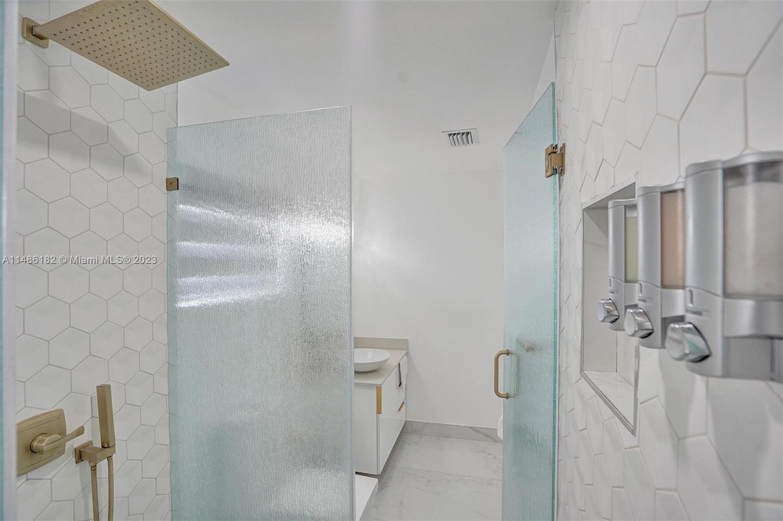 HOLLYWOOD HILLS - Residential Lease