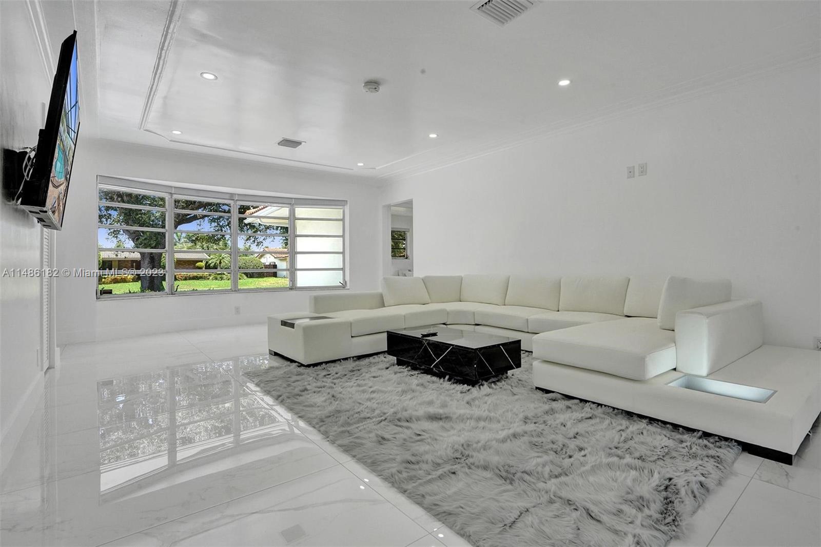 HOLLYWOOD HILLS - Residential Lease