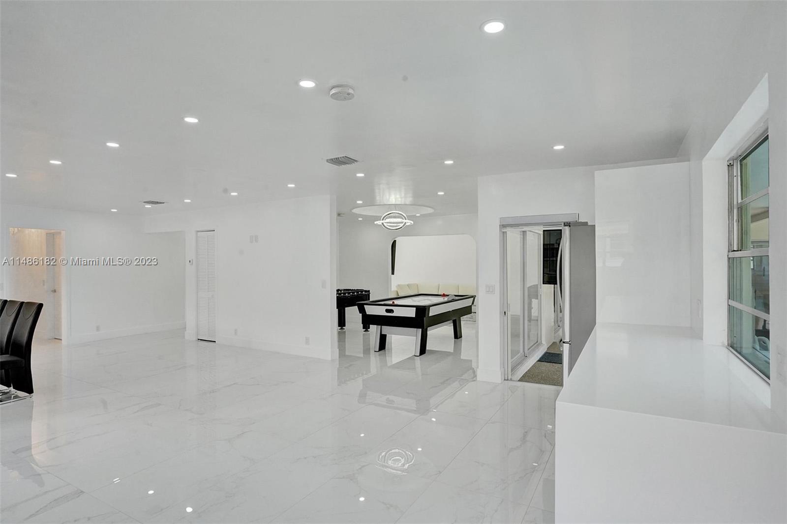 HOLLYWOOD HILLS - Residential Lease