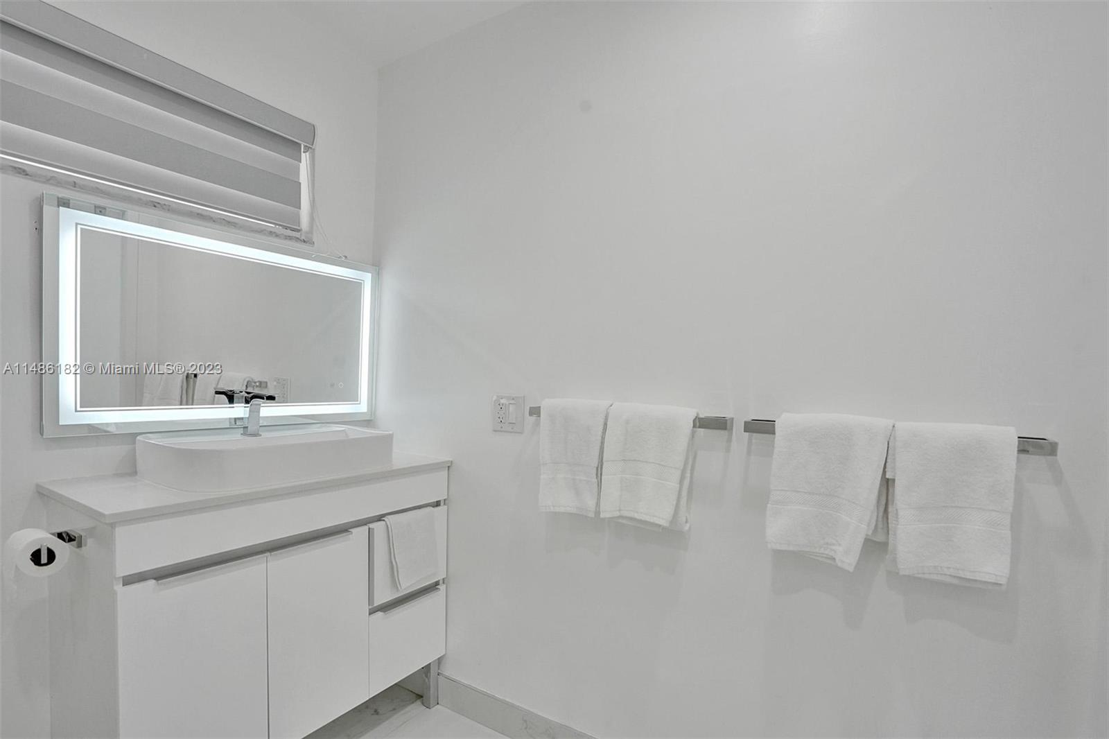 HOLLYWOOD HILLS - Residential Lease