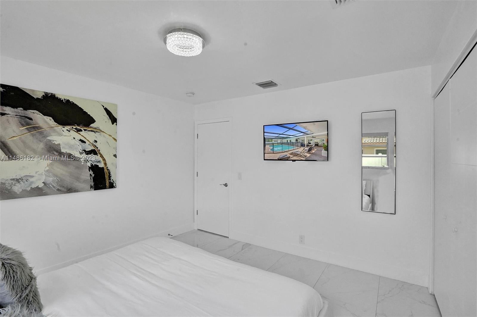 HOLLYWOOD HILLS - Residential Lease