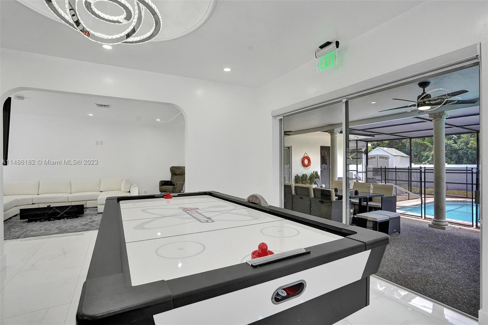 HOLLYWOOD HILLS - Residential Lease