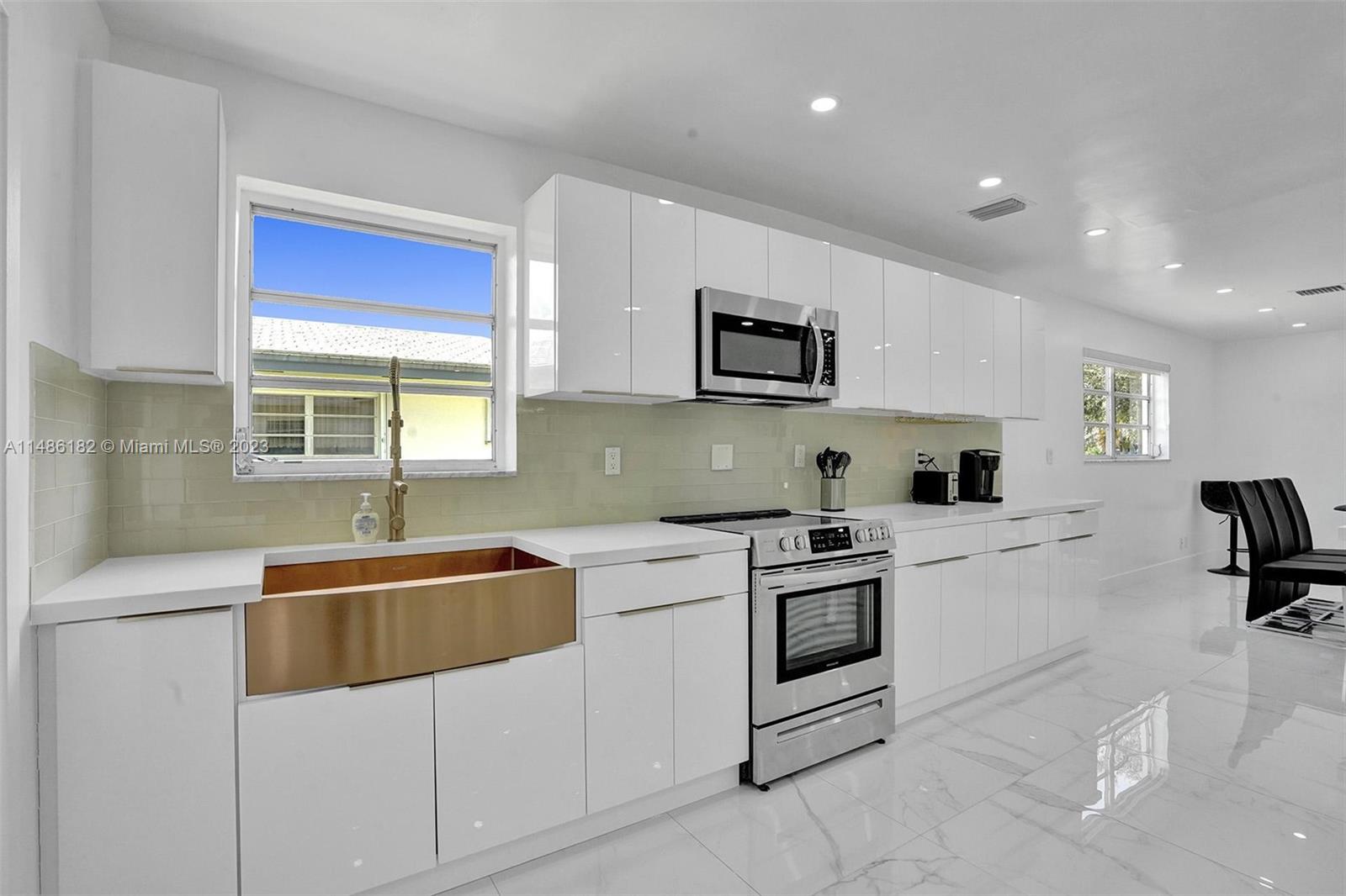 HOLLYWOOD HILLS - Residential Lease