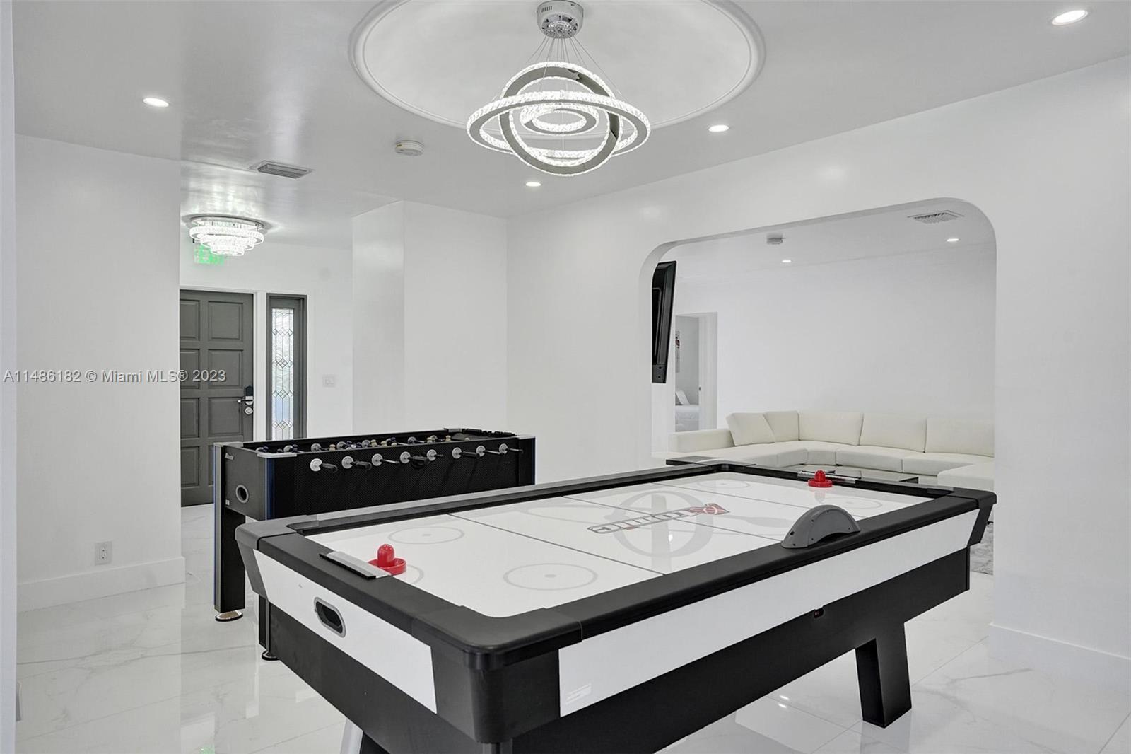HOLLYWOOD HILLS - Residential Lease