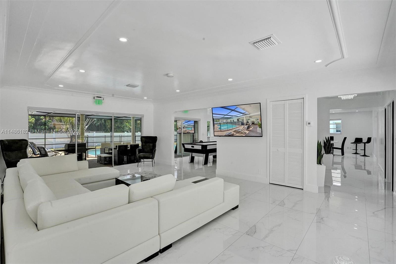 HOLLYWOOD HILLS - Residential Lease